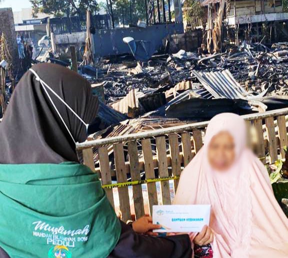 Muslimah Wahdah Islamiyah Salurkan Bantuan Korban Kebakaran di Taccipi