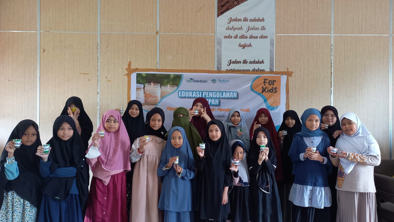 Edukasi Pengolahan Sampah, Departemen Lingkungan Hidup Muslimah Wahdah Ajak Anak-anak Buat Lilin dari Minyak Jelantah