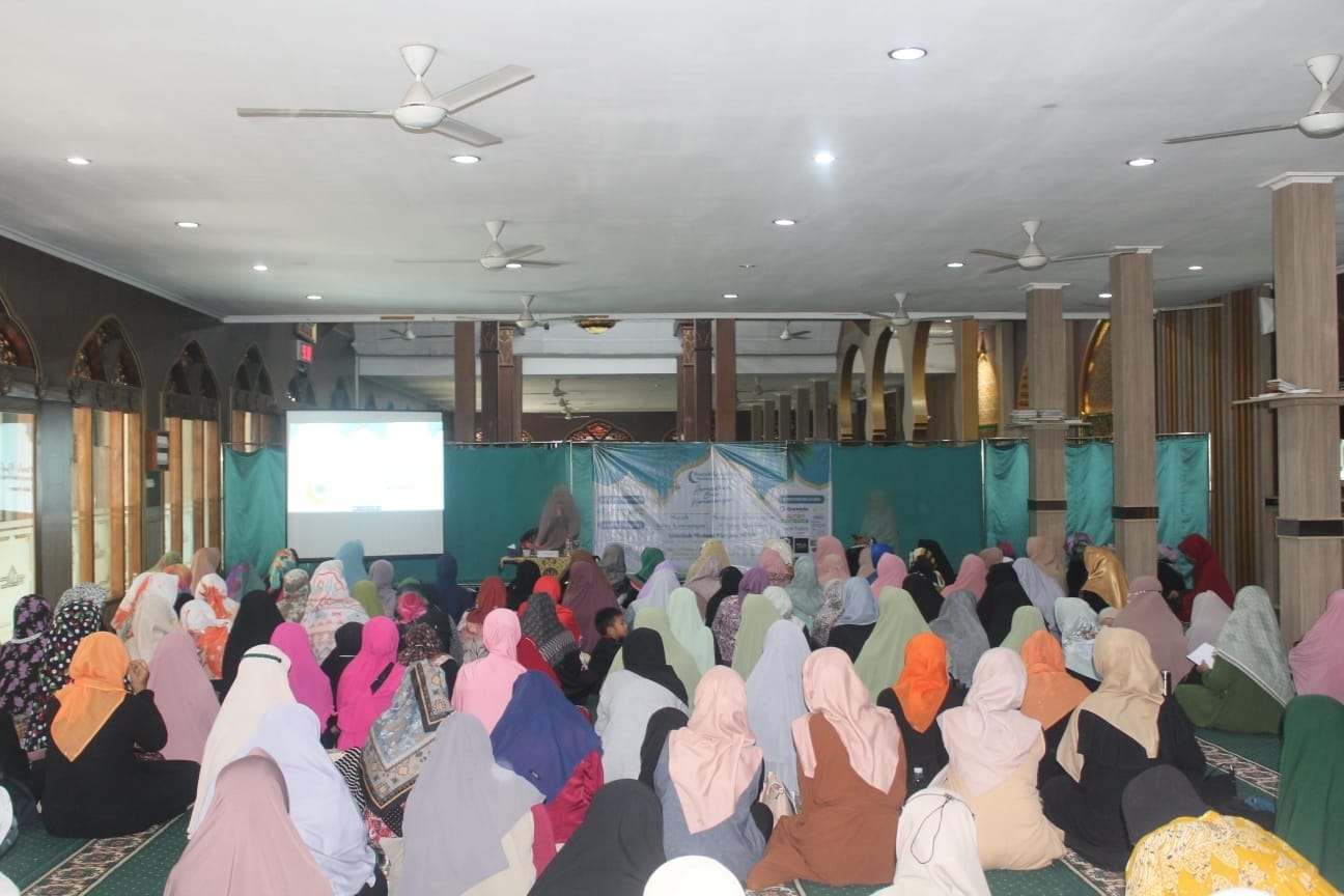 Muslimah Wahdah Kota Bandung Berbagi 122 Mukena dan Mushaf Al-Qur'an dalam Daurah Ramadhan Muslimah