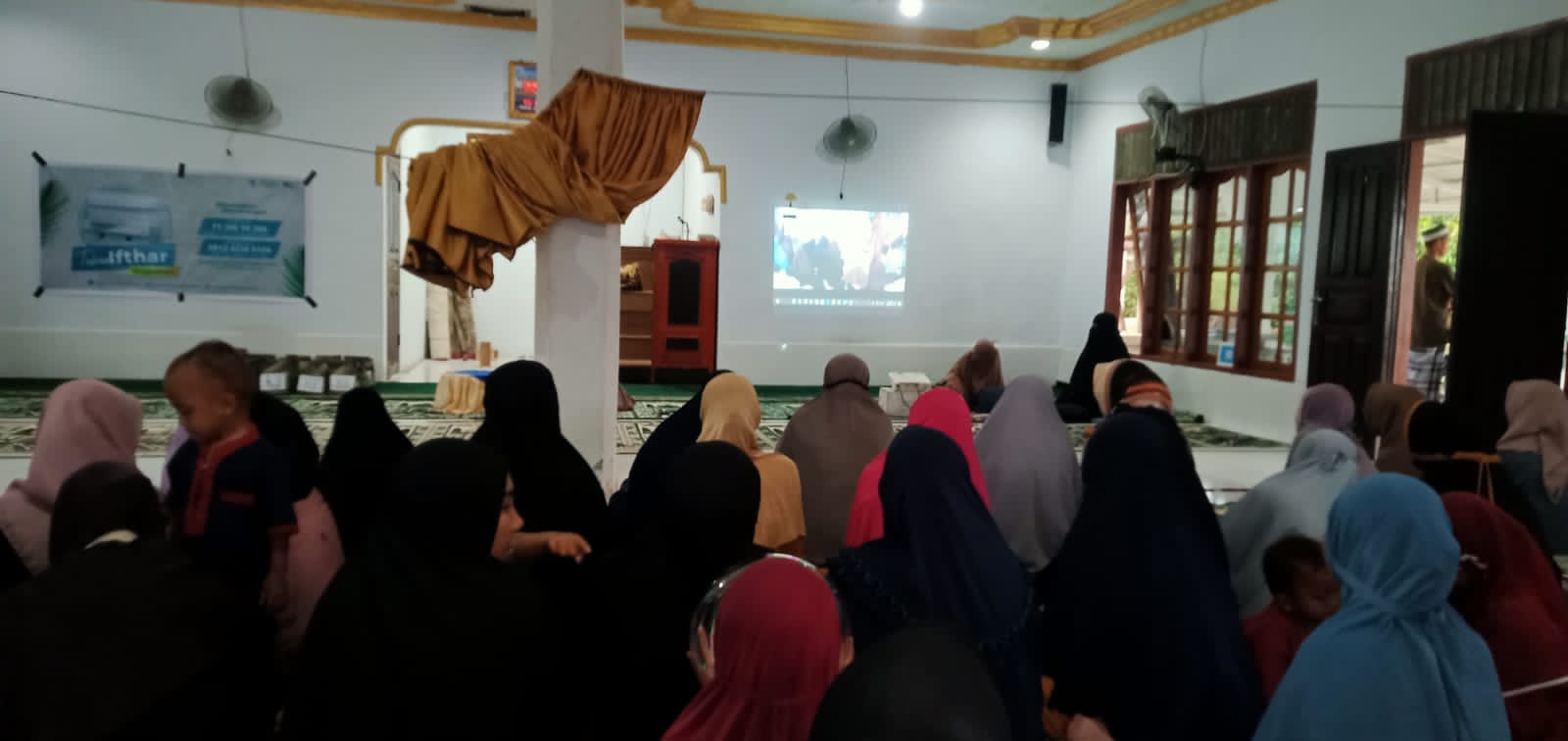 Wujudkan Ramadhan Berkah, Muslimah Wahdah Poso Gelar Tebar Ifthar di Pesisir Desa Taunca