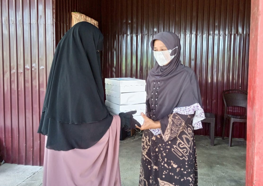 Sasar Desa Pelosok, Muslimah Wahdah Boalemo Tetap Semangat Bagikan Paket Ifthar