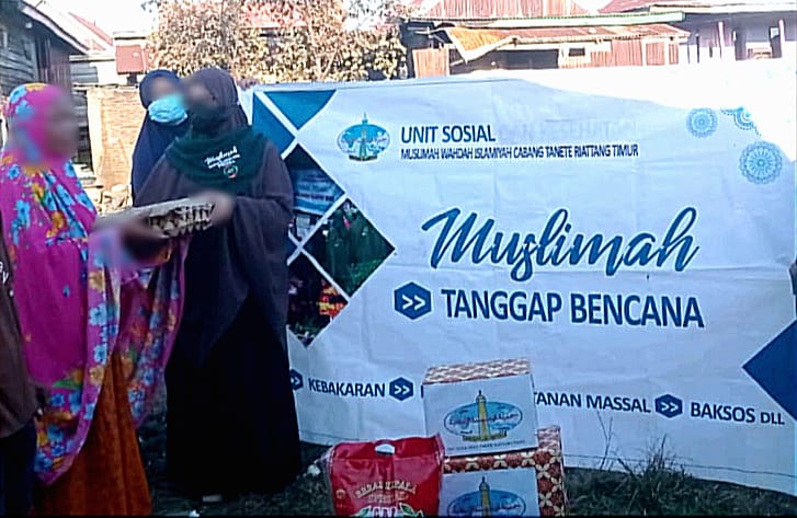 Cepat tanggap, Muslimah Wahdah Islamiyah Bone Salurkan Bantuan Korban Kebakaran di Kelurahan Bajoe