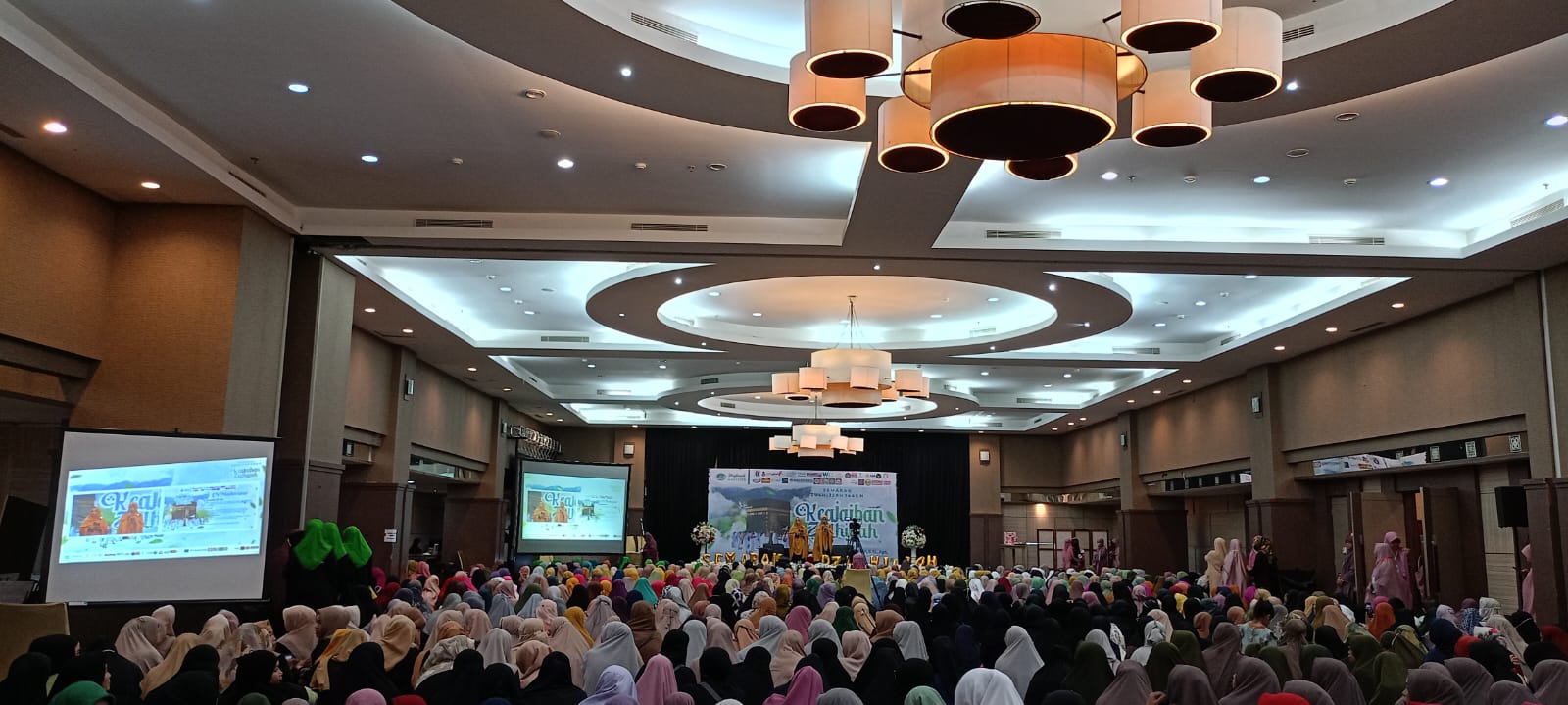 Bertabur Kebaikan, Ibu-Ibu Kecamatan Se-Kota Makassar Antusias Hadiri Semarak Zulhijjah MWD Makassar
