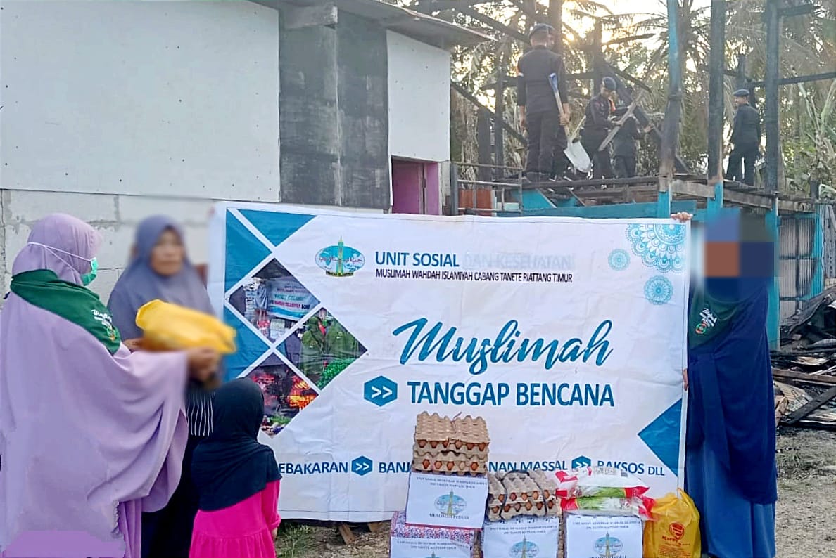 Muslimah Wahdah Islamiyah Salurkan Bantuan untuk Korban Kebakaran di Tibojong