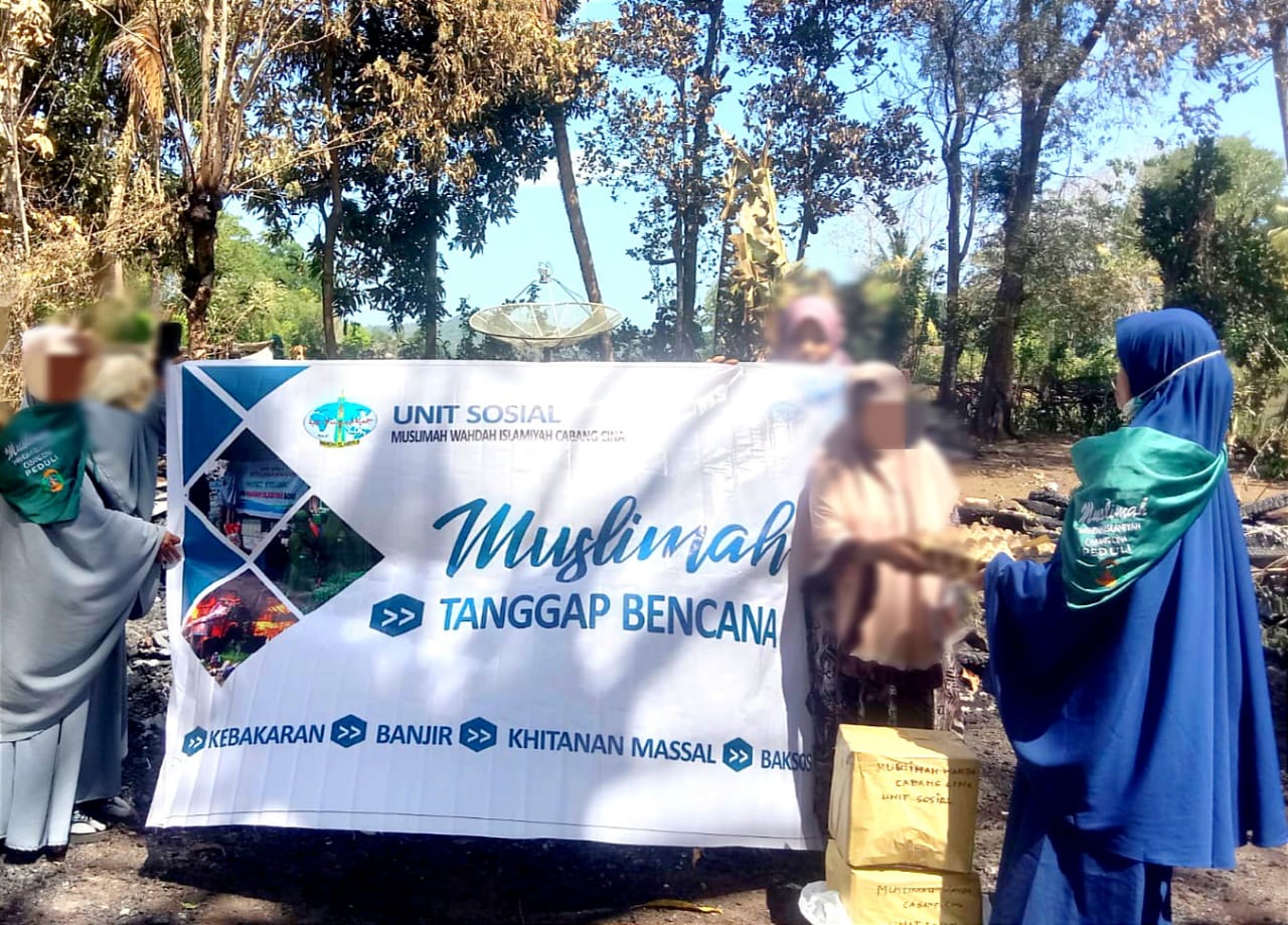 Muslimah Wahdah Bone Salurkan Bantuan Korban Kebakaran di Desa Kawerang