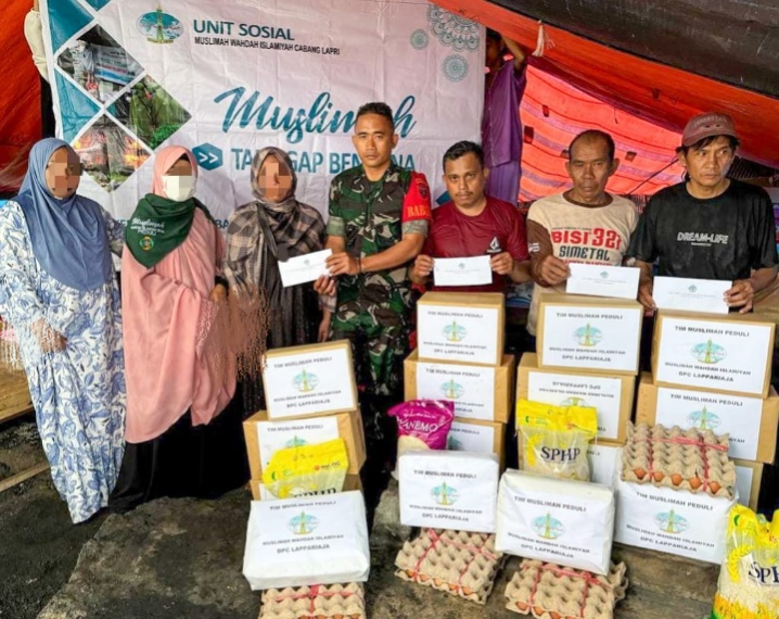 Dua Kecamatan Dilahap Jago Merah, Muslimah Wahdah Islamiyah Bone Sigap Salurkan Bantuan