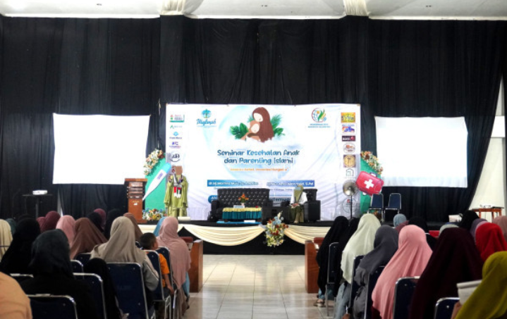 Seminar Kesehatan dan Parenting Muslimah Wahdah Sinjai, Anak Sehat dan Shaleh Dambaan Orang Tua