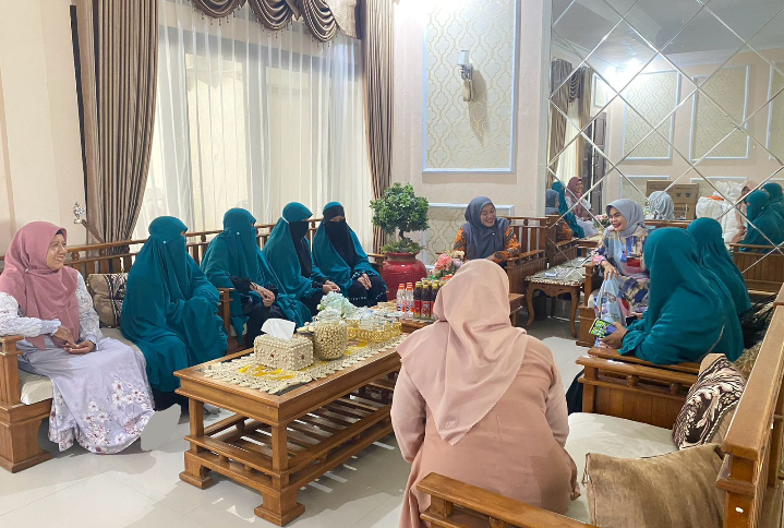 Siap Bersinergi dalam Pembinaan Muslimah, Muslimah Wahdah Selayar Jalin Silaturahmi dengan Ketua TP PKK