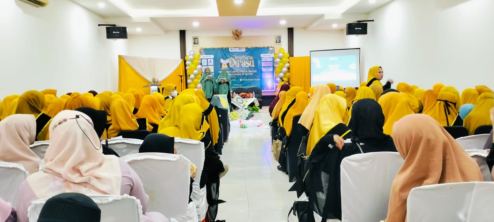 Haru dan Syukur Iringi Wisuda Dirosa dan Tahfidz Muslimah Wahdah Majene