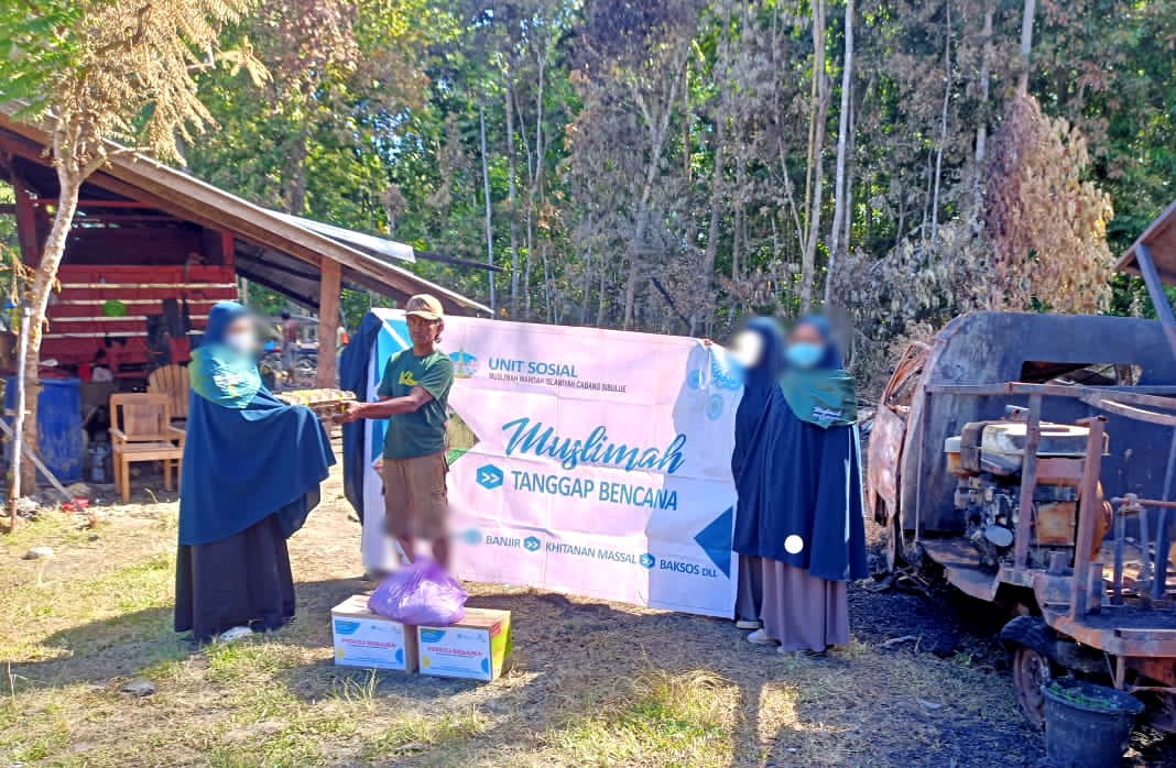 Muslimah Wahdah Islamiyah Cabang Sibulue Salurkan Bantuan untuk Korban Kebakaran di Desa Kalibong