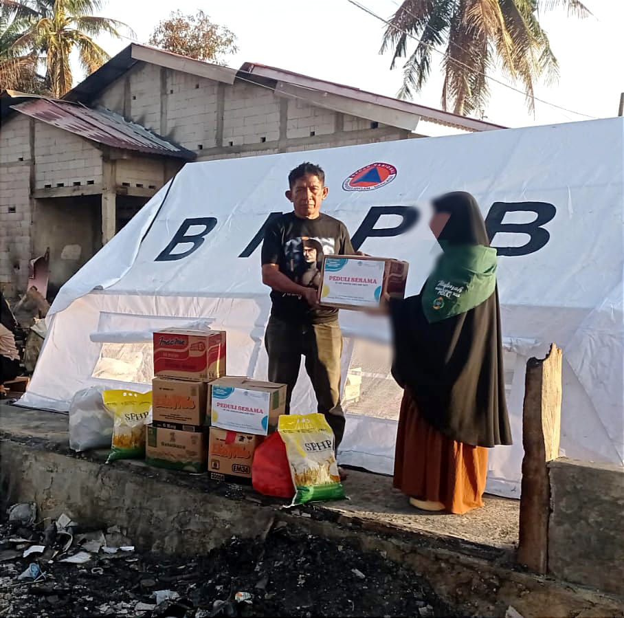 Muslimah Wahdah Islamiyah Awangpone Salurkan Bantuan untuk Korban Kebakaran di Dusun Bacu