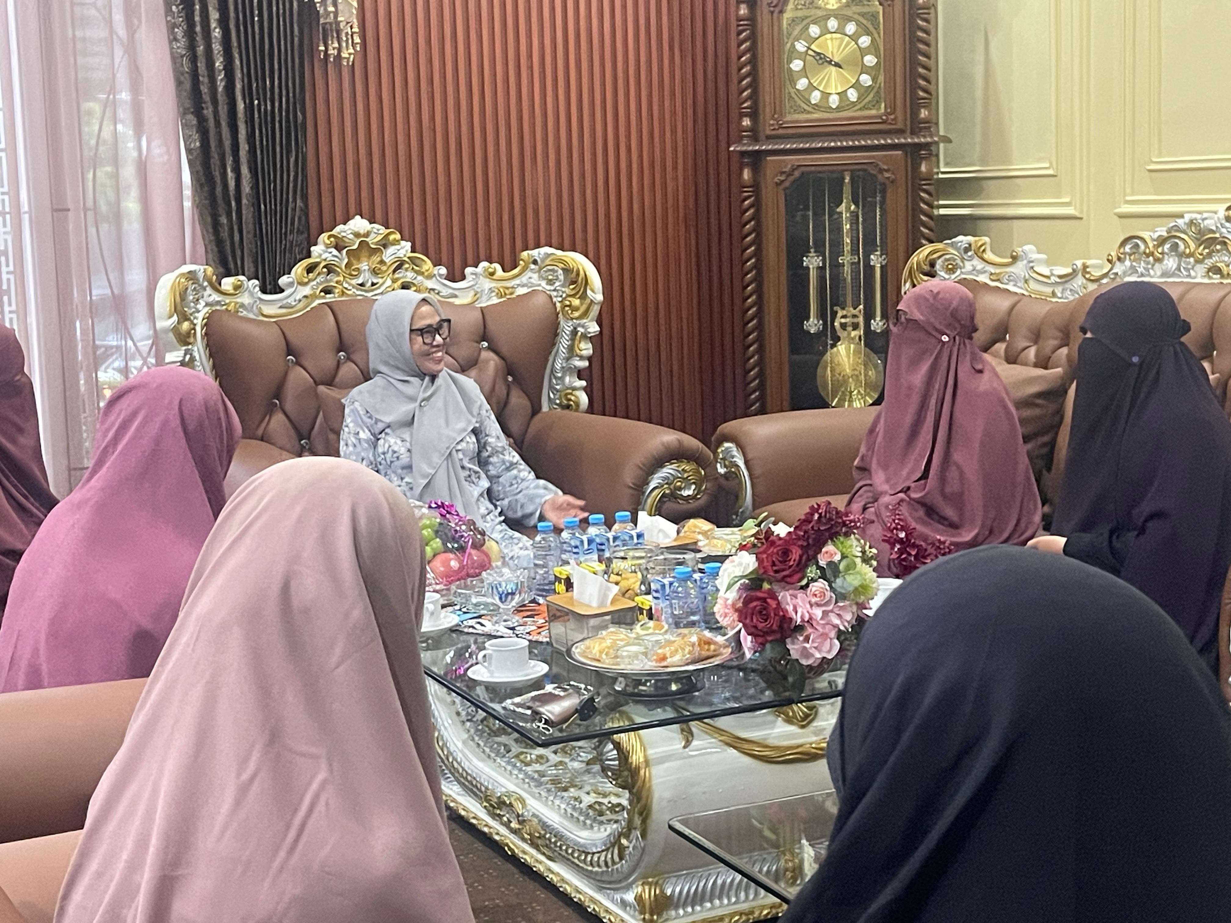 Muslimah Wahdah Islamiyah Sulbar Jalin Silaturahmi dengan Ibu PKK Provinsi