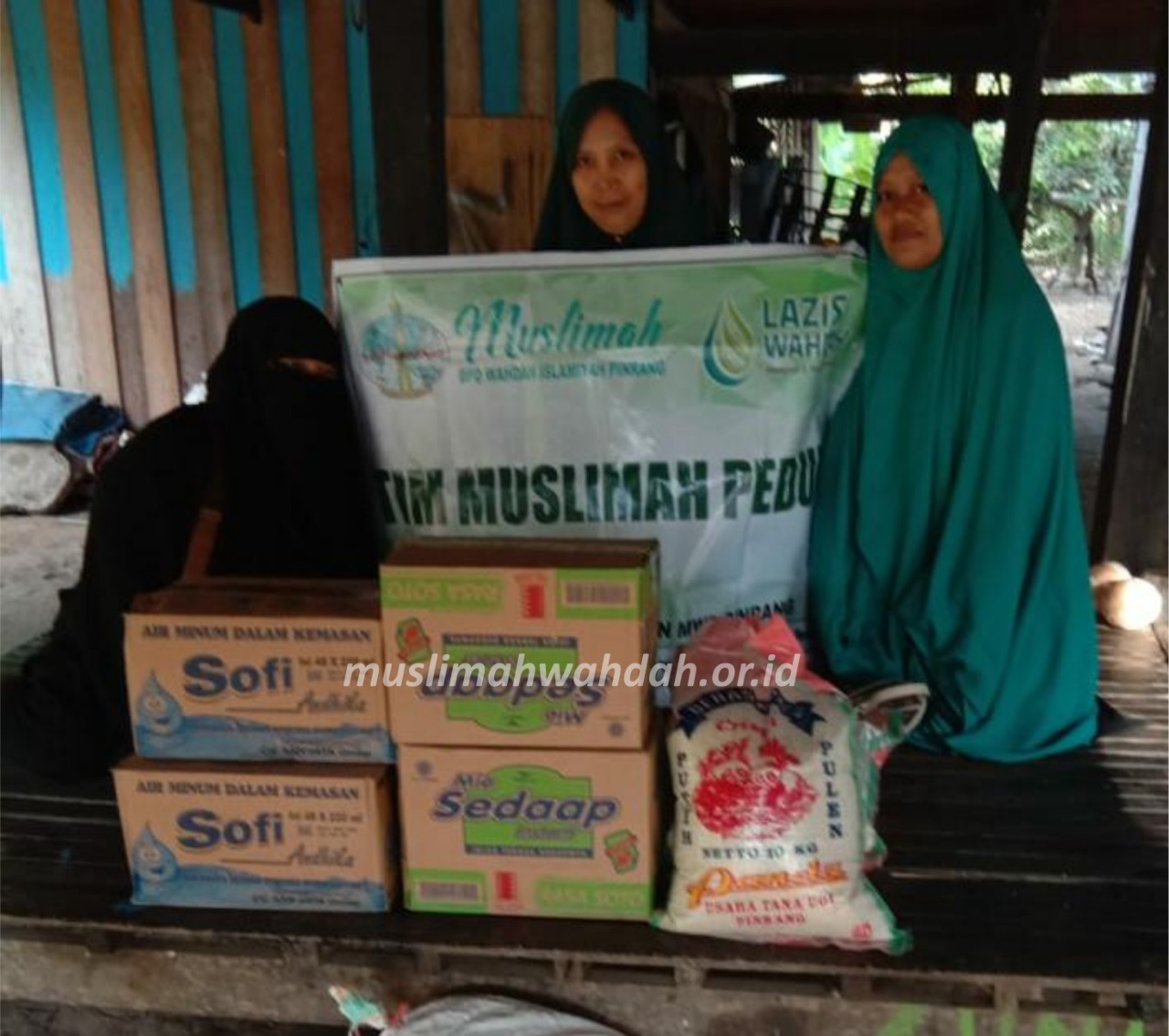 Tim Sosial Muslimah Wahdah Daerah Pinrang Beri Bantuan Korban Kebakaran Menre dan Corawali.