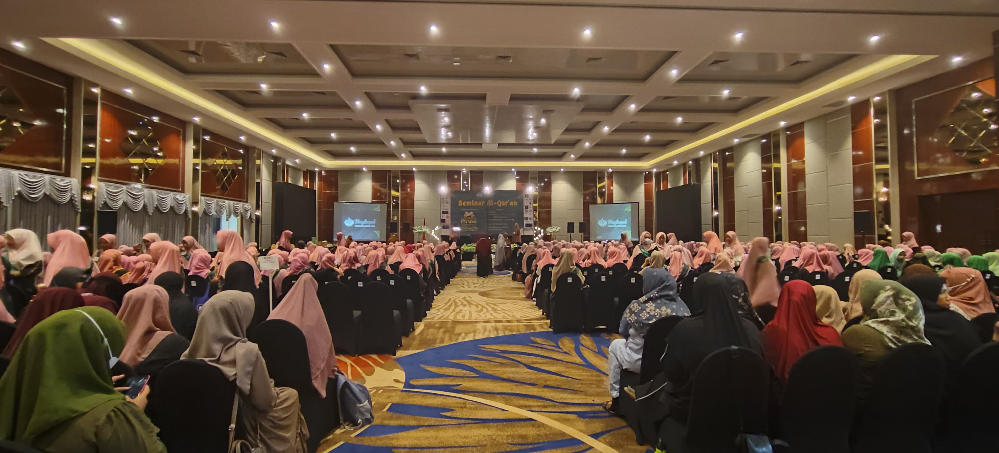 Penuh Haru, Ribuan Muslimah Hadiri Seminar Al Qur'an Tasyakuran Dirosa Muslimah Wahdah Daerah Palu
