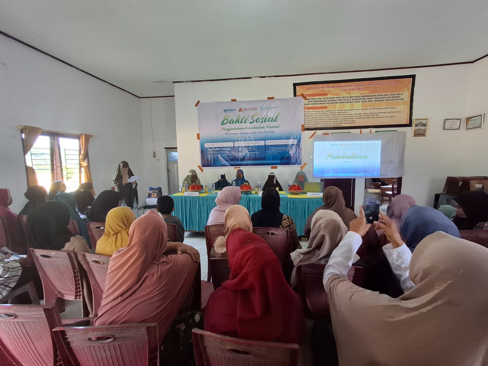 Unit Sosial dan Kesehatan Muslimah Wahdah Sinjai Gelar Bakti Sosial di Desa Bua