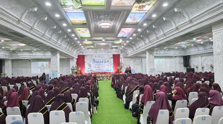 Dukung Program Pemerintah, Muslimah Wahdah Kendari Wisuda 462 Peserta Dirosa