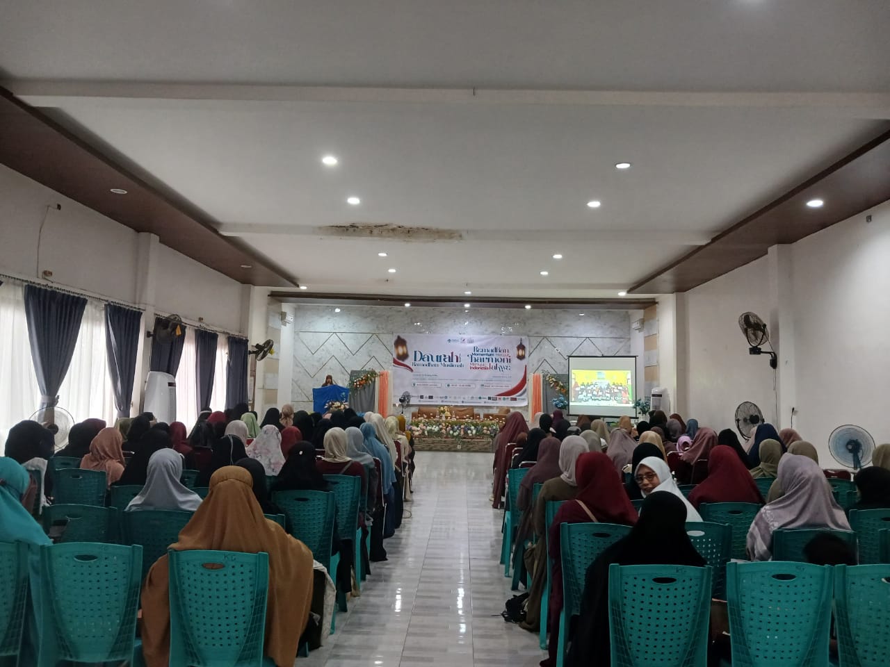 Guyuran Hujan Rintik Tak Surutkan Antusias Muslimah Ampana Sambut Bulan Penuh Berkah