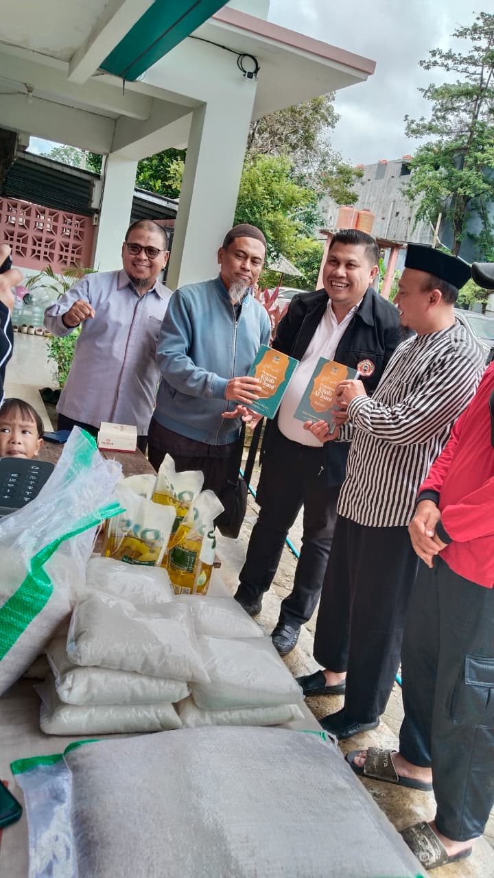 Salam Indonesia Berbagi untuk Negeri: Muslimah Wahdah Salurkan Paket Sembako Murah di Makassar