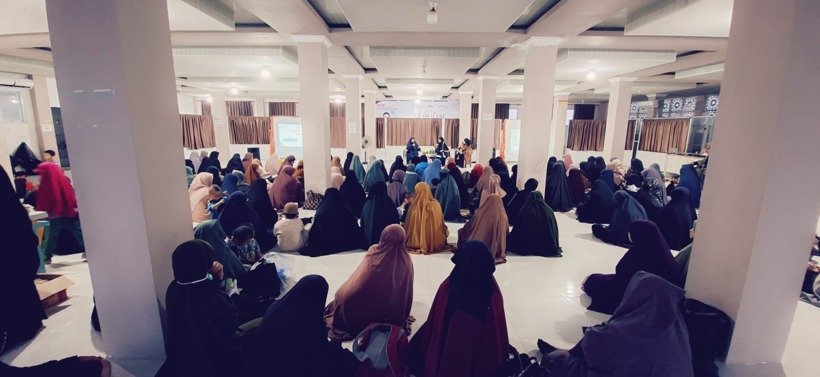 Ghazzah Antara Berita dan Realita: Muslimah Wahdah Kendari Dibuat Menangis Mendengar Kesaksian Langsung Syaikhah Palestina