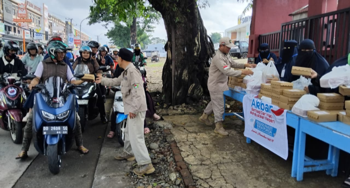 Serentak 100 Ribu Iftar, Energi Berbagi Muslimah Wahdah Menggema di Tahun Muktamar V