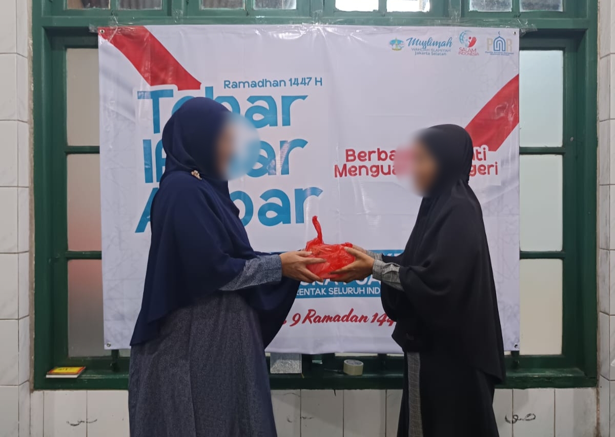 Konsistensi Menuntut Ilmu, Kunci Takwa: Muslimah Wahdah Jaksel Tebar 50 Paket Ifthar