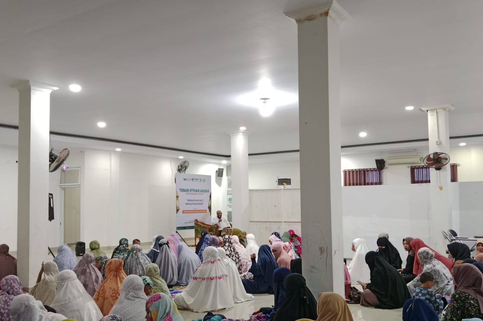 Tebar Ifthar Akbar, Muslimah Wahdah Islamiyah Gorontalo Ajak Masyarakat Hidupkan Ramadan dengan Al-Qur’an