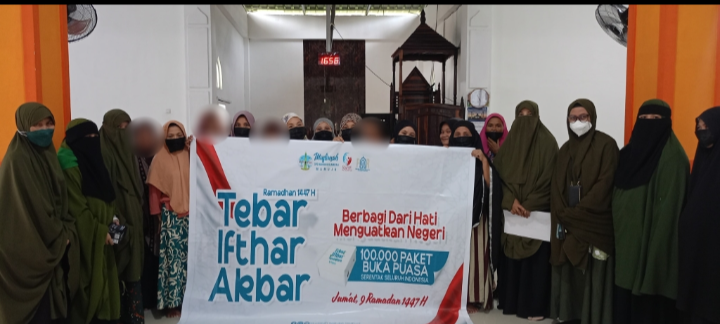 Muslimah Wahdah Mamuju Gelar Tebar Ifthar Akbar, Berbagi dari Hati Menguatkan Negeri