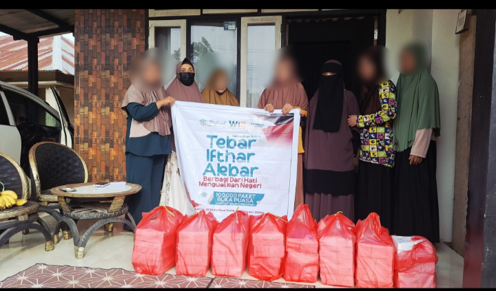 643 Paket Ifthar Disalurkan, Muslimah Wahdah Konawe Hidupkan Semangat Berbagi