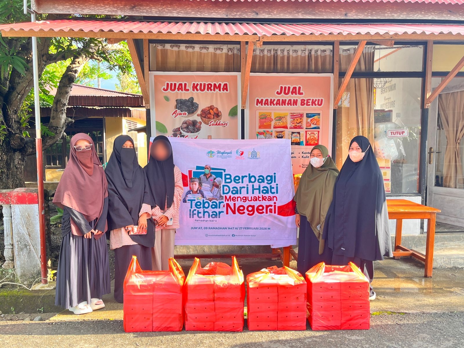 Muslimah Wahdah Bolaang Mongondow Selatan Tebar 40 Paket Ifthar di 7 Desa Kecamatan Pinolosian