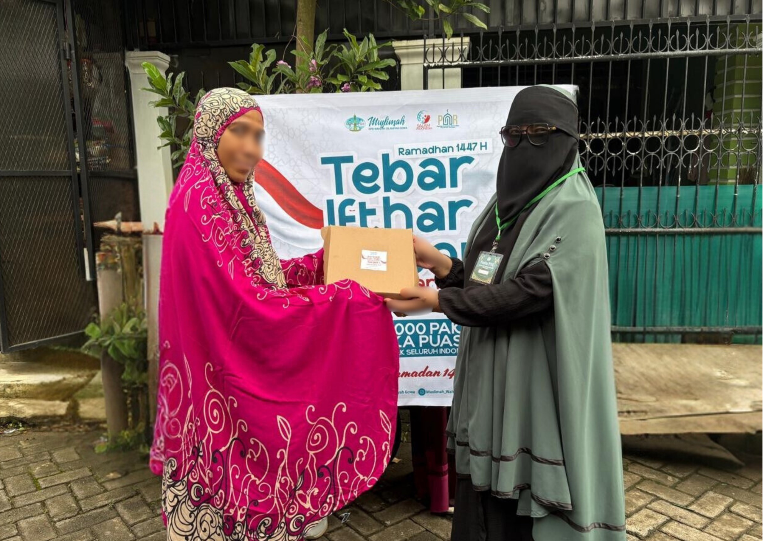 Berbagi dari Hati: Muslimah Wahdah Gowa Tebar Iftar untuk Peserta Dirosa dan Masyarakat