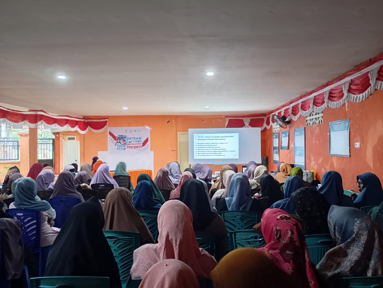 Tebar Iftar Ramadhan di Bangkala, Muslimah Wahdah Inisiasi Pembinaan Keislaman