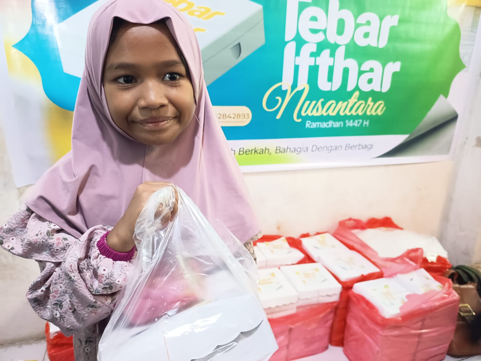 Indahnya Berbagi, Eratkan Silaturahmi: Muslimah Wahdah Baubau Tebar Al-Qur’an, Mukena, dan 750 Paket Ifthar