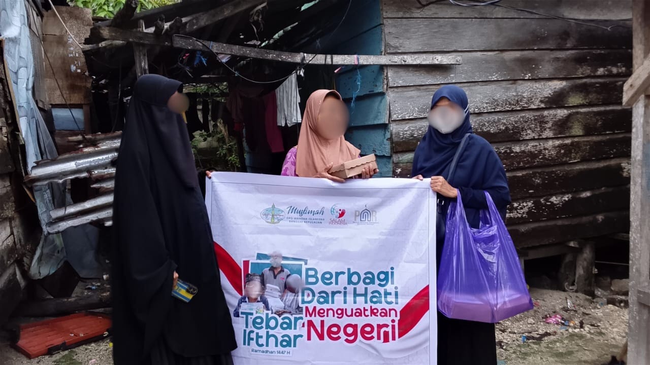 Muslimah Wahdah Islamiyah Banggai Kepulauan Tetap Berbagi Buka Puasa Meski Angin dan Hujan