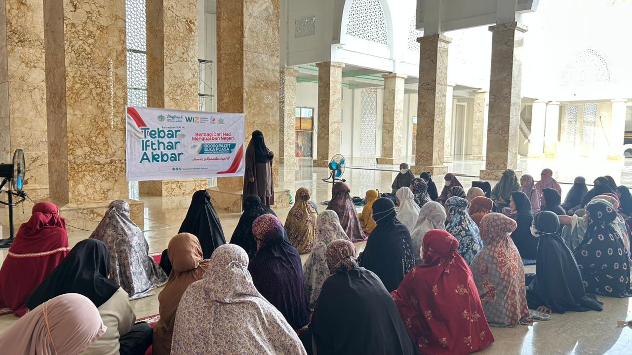 Aksi Sosial Ramadhan: Muslimah Wahdah Polewali Mandar Hadirkan Kebahagiaan Lewat Tebar Ifthar