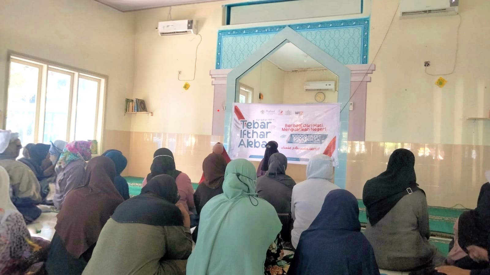 Berbagi Iftar di Masjid Al Mujahidin, Muslimah Wahdah Ulujadi Gaungkan Cinta Al-Qur’an