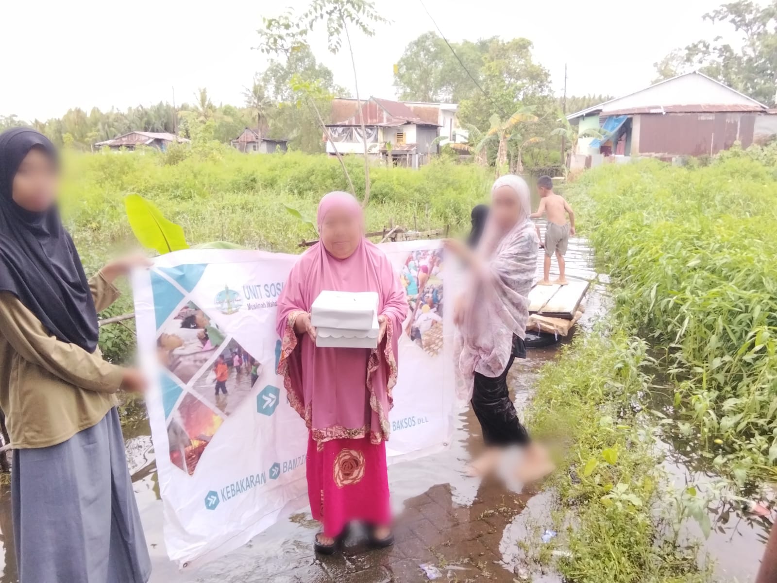 Peduli Sesama, Unit Sosial Muslimah Wahdah Makassar Salurkan Paket Ifthar untuk Korban Banjir