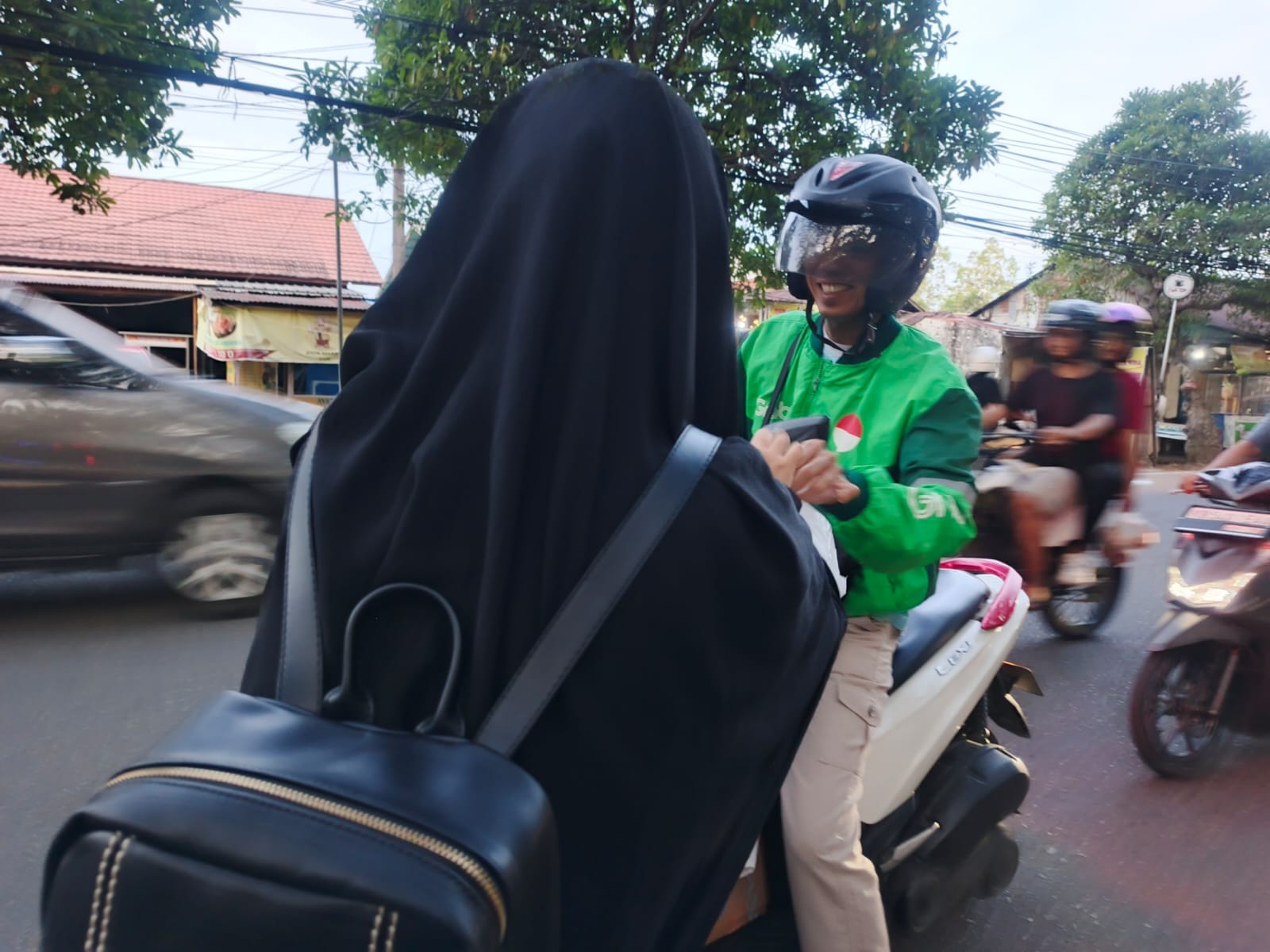 Muslimah Wahdah Islamiyah Wilayah Kalimantan Barat Salurkan 200 Paket Ifthar di Dua Titik