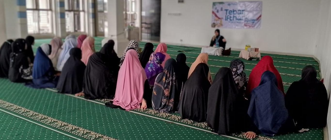 Menyemai Ilmu dan Ukhuwah, Muslimah Wahdah Daerah Kabupaten Bandung Barat Gelar Tadabbur Al-Qur’an dan Tebar Ifthar di Masjid Aziziah