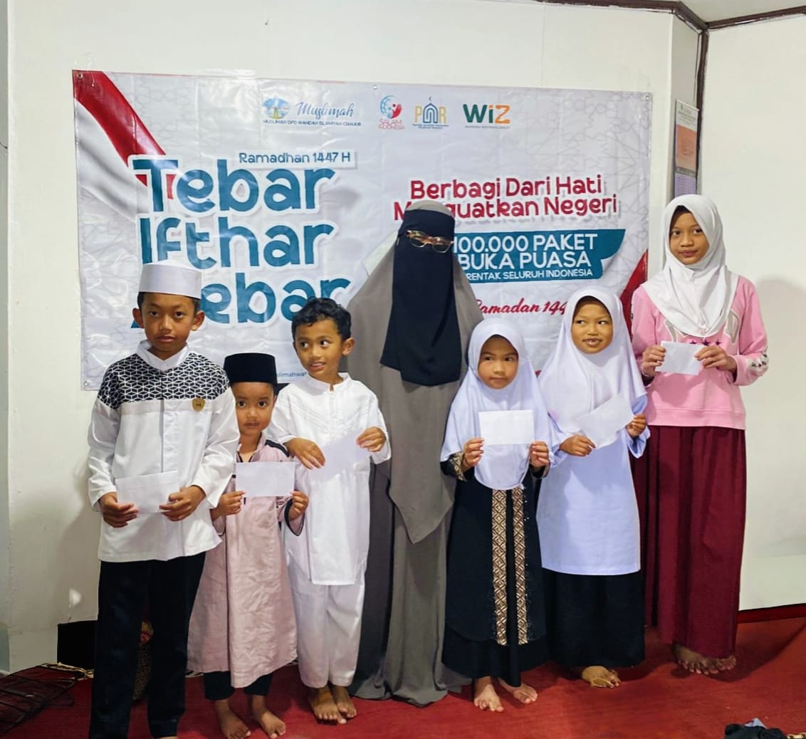 Muslimah Wahdah Islamiyah Cianjur Tebar Iftar Akbar bersama Anak Yatim