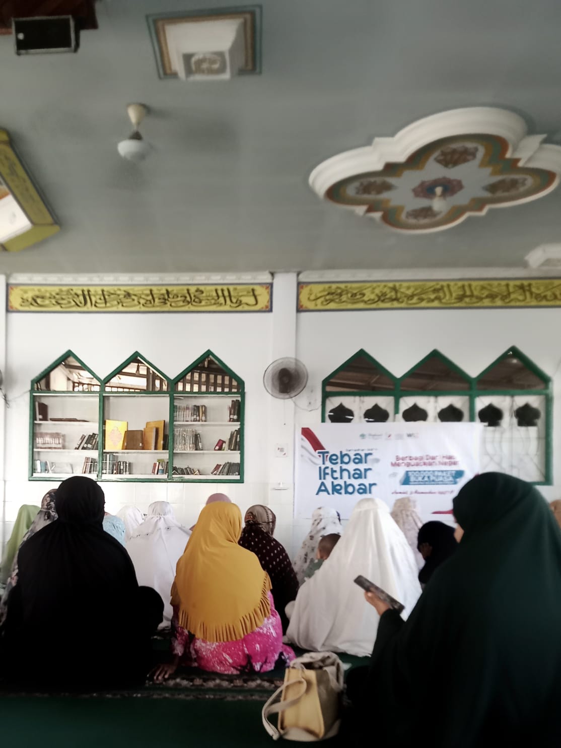 Berbagi Iftar di Masjid Al Mujahidin, Muslimah Wahdah Ulujadi Gaungkan Cinta Al-Qur’an