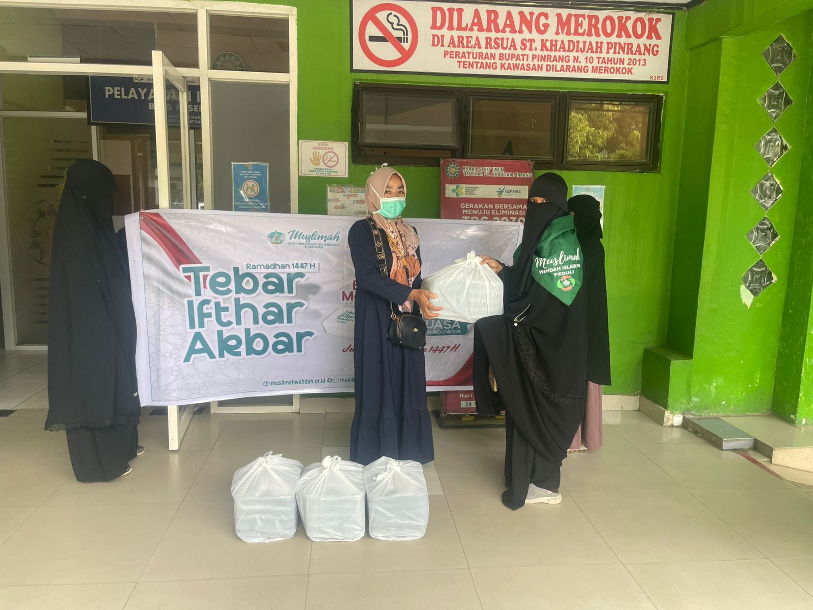 Berbagi dari Hati Menguatkan Silaturahmi, Muslimah DPD Wahdah Islamiyah Pinrang Bagikan 7.794 Paket Iftar