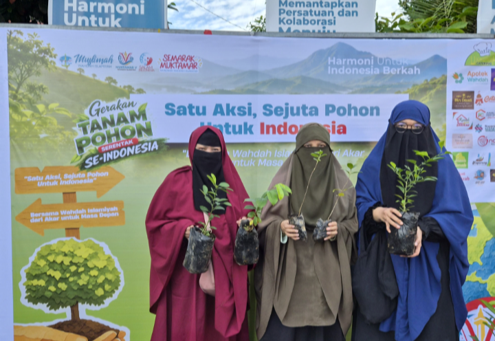 Muslimah Wahdah dan BPTH Wilayah II Bagikan 1.000 Bibit Pohon dalam Semarak Muktamar
