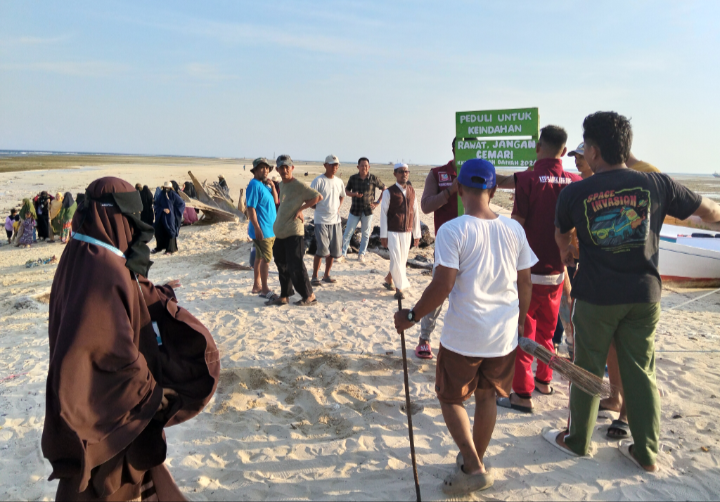 Mahasiswi KKLP Sekolah Da'iyah Makassar Bersama Warga Gelar Aksi Bersih Pantai Gusung