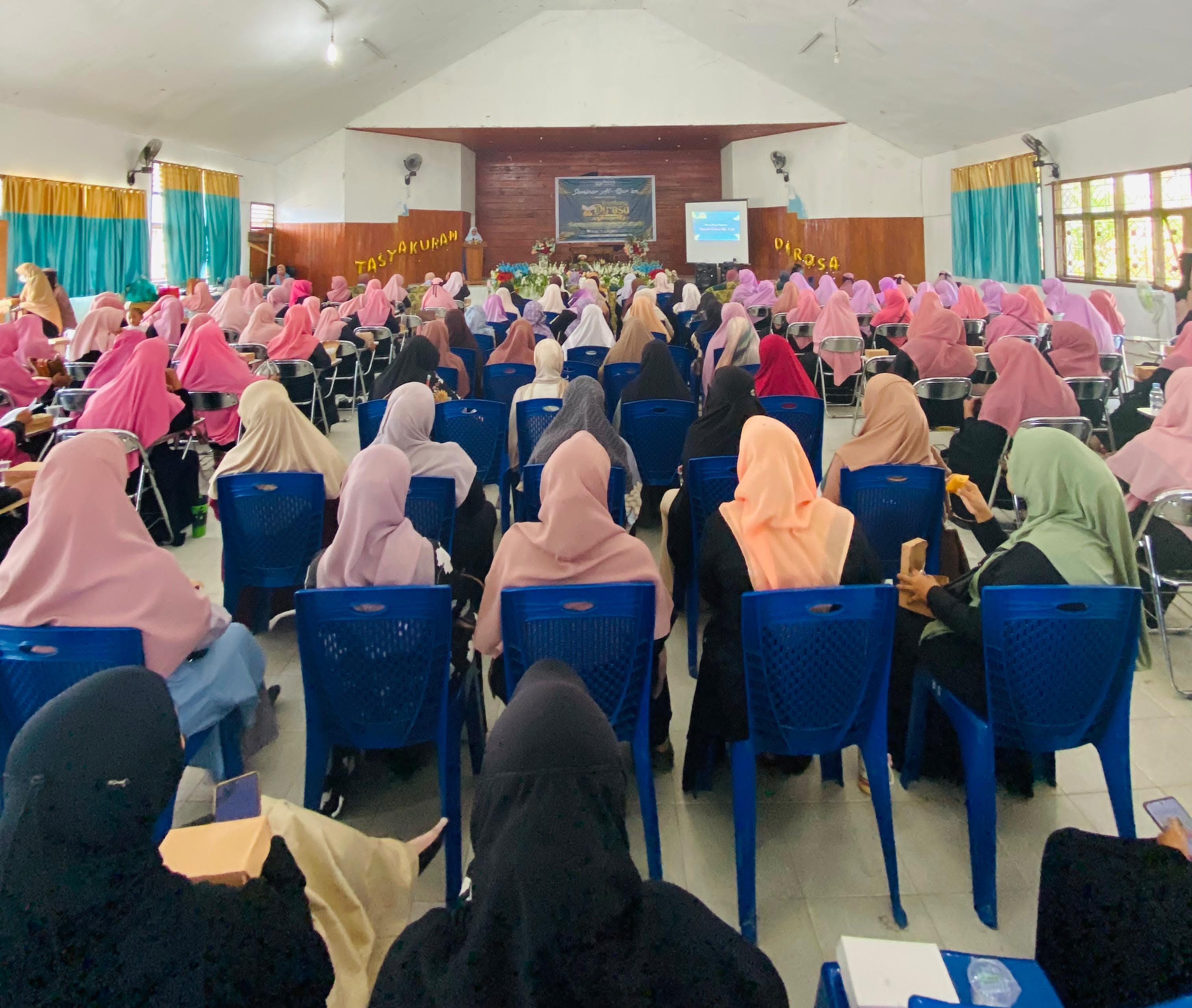 Tasyakuran DIROSA Angkatan II Muslimah Wahdah Islamiyah Banggai Kepulauan Teguhkan Cinta Al-Qur'an