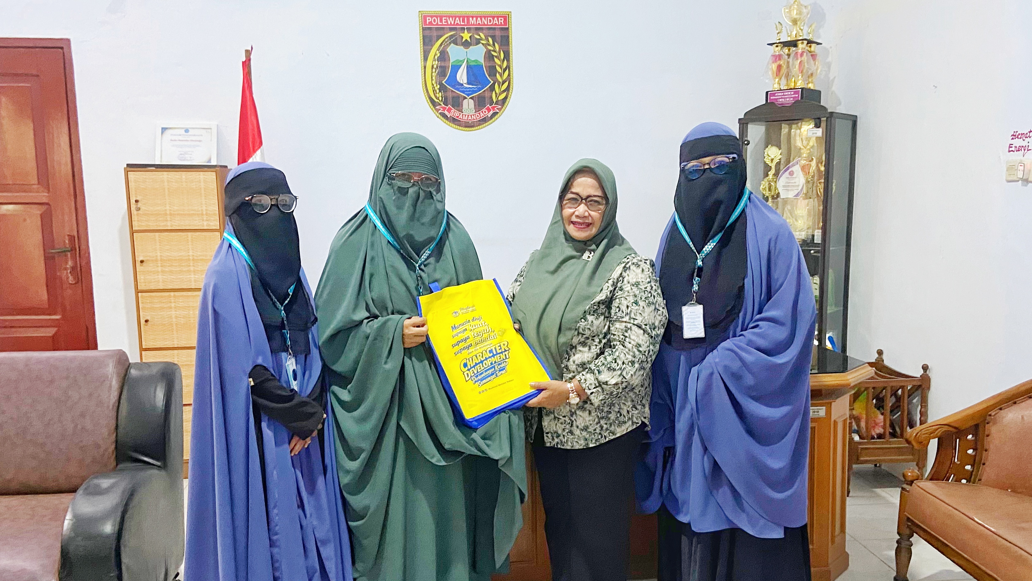 Bangun Komunikasi dan Kolaborasi, Muslimah Wahdah Islamiyah Polman Sambangi Camat Wonomulyo