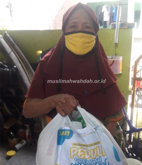 Muslimah  Wahdah Tanggap Corona Berbagi Sembako di Jakarta Utara