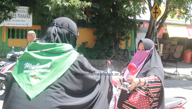 Jelang PSBB, Muslimah Wahdah Tanggap Corona Berbagi Masker Pada Masyarakat Kota Makassar