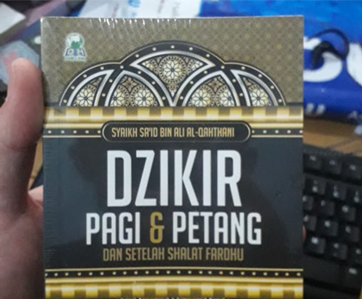 Muslimah Wahdah Distribusi Buku Dzikir Kepada Tenaga Medis di RSUD Unhas