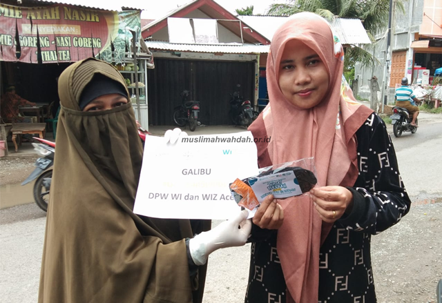 Antisipasi Corona,  Muslimah Wahdah Aceh Bagi-bagi Masker dan Vitamin
