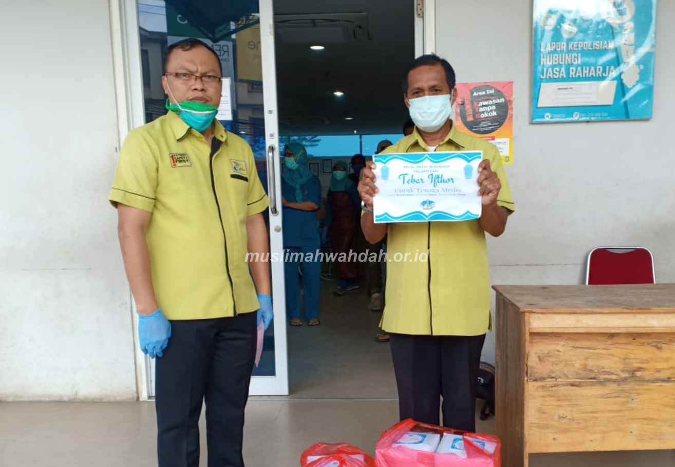 Sasar Tenaga Medis, Muslimah Wahdah Tebar Ifthar di Rumah sakit Khusus Covid di Makassar